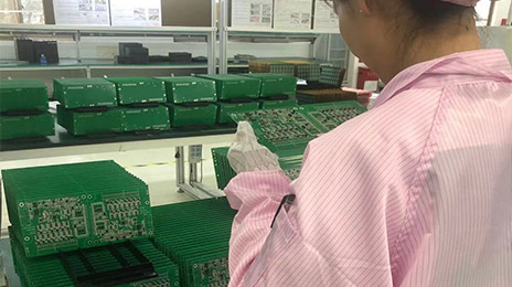 QC人工检验-SMT贴片熟妇人妻久久中文字幕麻豆网-苏州昆山PCB抄板电路板焊接|线路板焊接|SMT贴片焊接